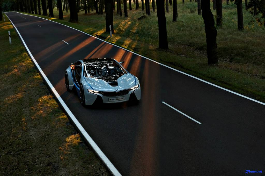 Долгожданный суперкар BMW i8 поступит в продажу уже в июне.