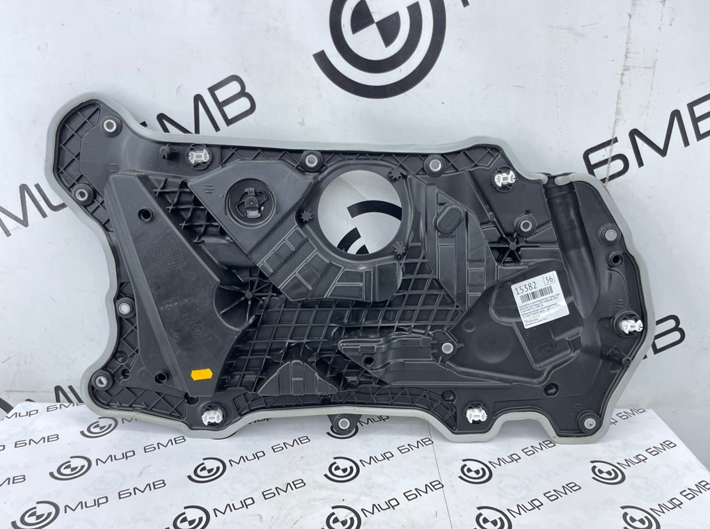 Кронштейн стеклоподъемника BMW M8 Gran Coupe 2022 F93 S63B44B Перед. Прав.