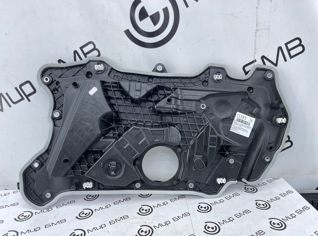 Кронштейн стеклоподъемника BMW M8 Gran Coupe 2022 F93 S63B44B Перед. Лев.