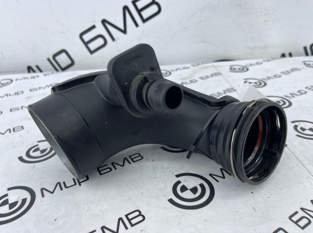 Патрубок турбокомпрессора BMW M8 Gran Coupe 2022 F93 S63B44B Лев.