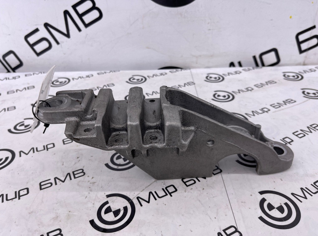 Скоба стабилизатора BMW M8 Gran Coupe 2022 F93 S63B44B Перед. Прав.